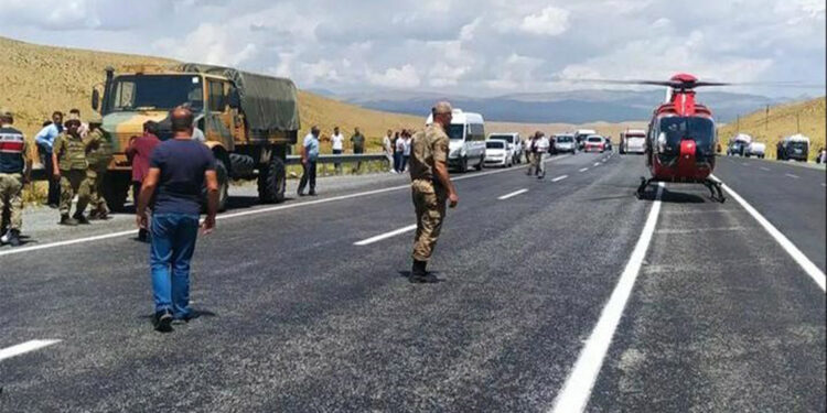 Van'da otomobil ile askeri araç çarpıştı: 1 ölü 13 yaralı
