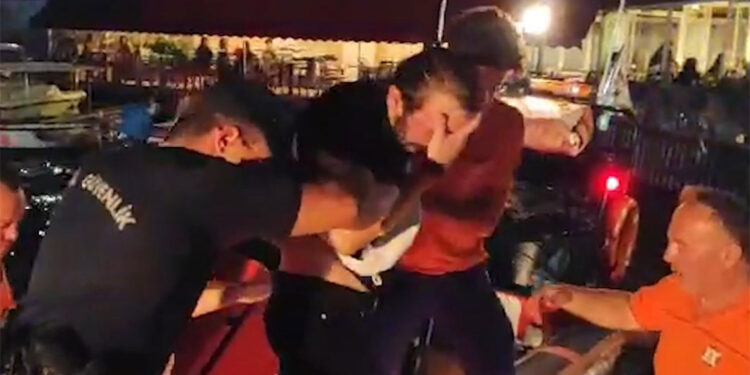 Vapurdan atlayan yolcuyu Sahil Güvenlik kurtardı