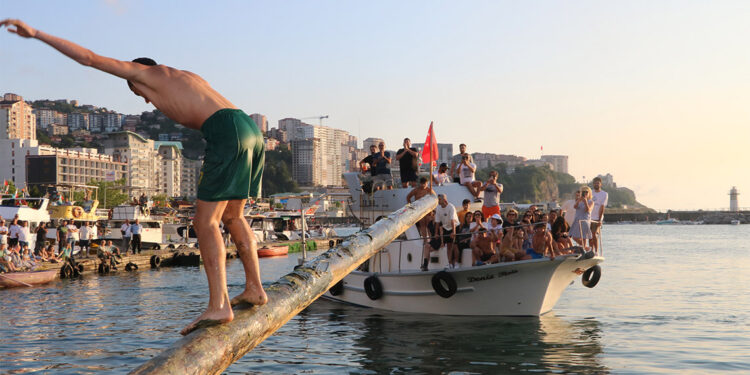 Yağlı direk yarışmasını kazanana 5 bin lira ödül