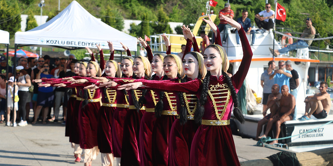 Zonguldak’ın Kozlu ilçesinde Kabotaj Bayramı kapsamında, Liman içinde yarışmalar düzenlendi. Yabancı ülkelerden gelen halk oyunları ekiplerinin gösteri yaptığı etkinlikte yağlı direk yarışmasında bayrağı almayı başaran balıkçı Erhan Çengelcik (27), 5 bin lira para ödülü kazandı.