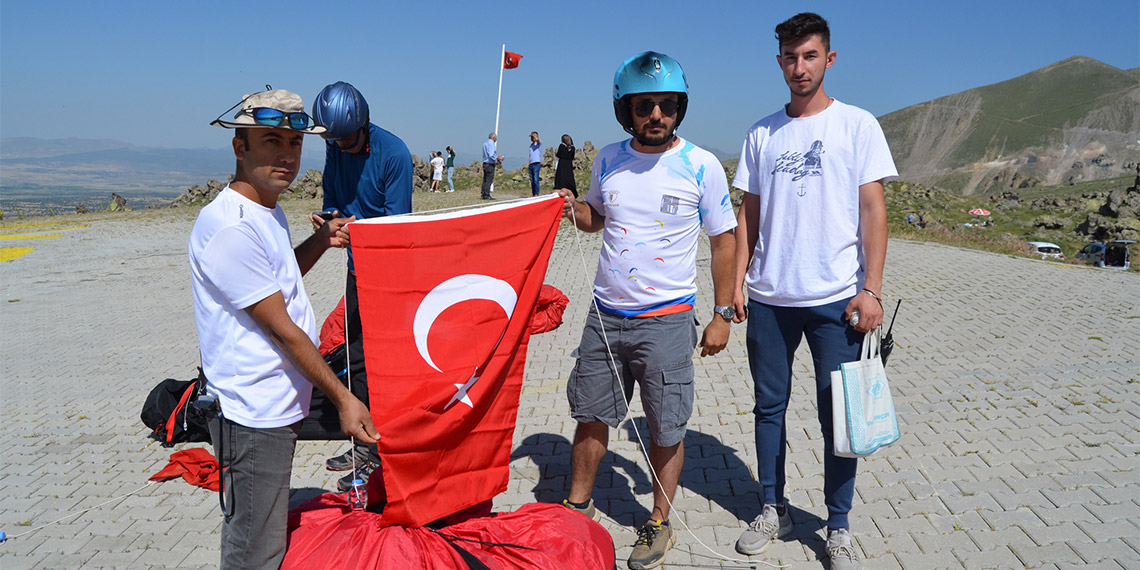 Şehit Ömer Halisdemir anısına özel uçuş