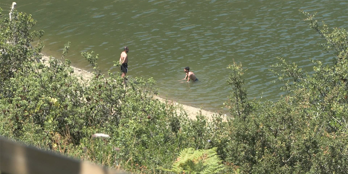 Her yıl can kayıplarının yaşandığı Alibeyköy Barajı'nda İstanbul Valiliği ile İSKİ'nin uyarılarına ve barajın çevresinde asılı olan 'Can güvenliği açısından göle girmek tehlikelidir' yazılı tabelaya aldırış etmeden serinlediler.
