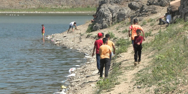 'Göle girmek tehlikelidir' tabelasına aldırış etmediler