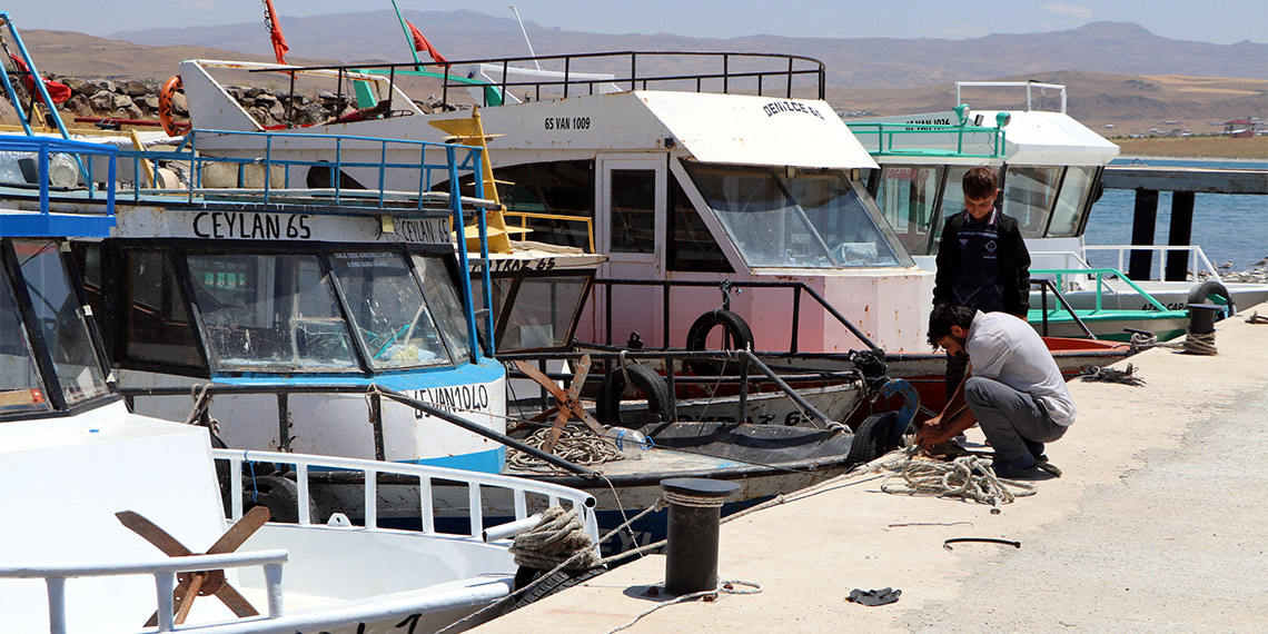 Van'da av yasağı sona erdi; Balıkçılar ağlarını suya attı