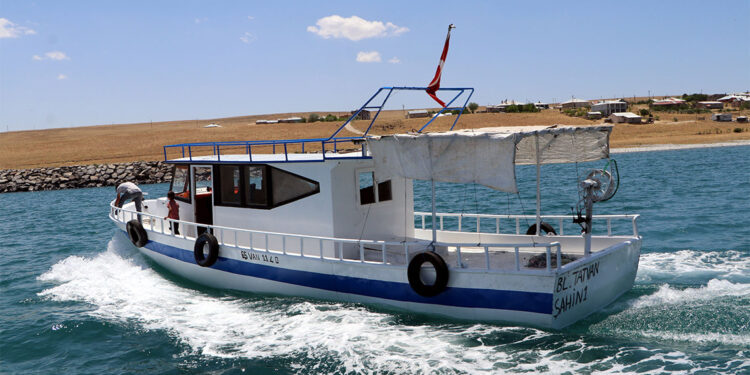 Van'da av yasağı sona erdi; Balıkçılar ağlarını suya attı