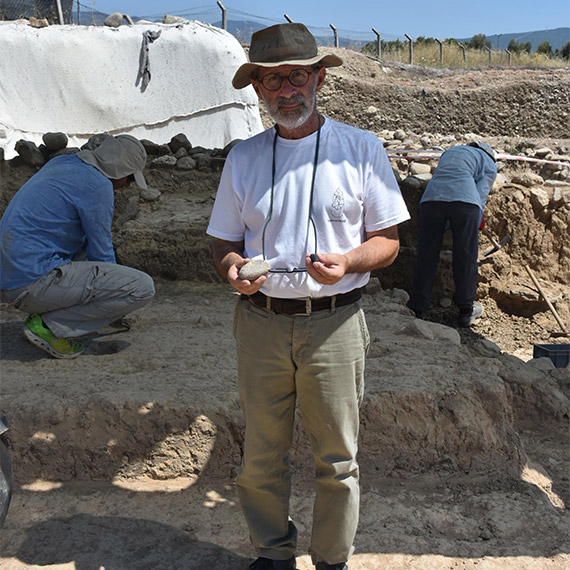Yeşilova Höyüğü'nde sayı taşı ve taş balta bulundu