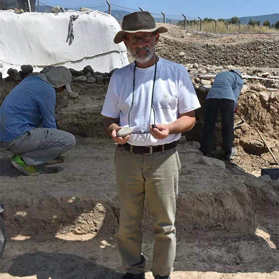 Yeşilova höyüğü'nde sayı taşı ve taş balta bulundu