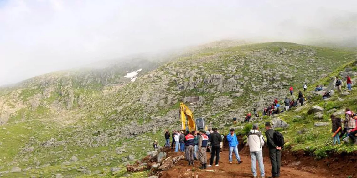 Karadeniz bölgesi'nde, 9 ilin yaylalarını birbirine bağlayacak 2 bin 600 kilometre uzunluğundaki ‘yeşil yol’ projesinde, açılan proje iptali davasında danıştay’ın ‘yürütmeyi durdurma’ kararını kaldırmasının ardından 2 yıl sekteye uğrayan çalışmalar, kaldığı yerden sürüyor.