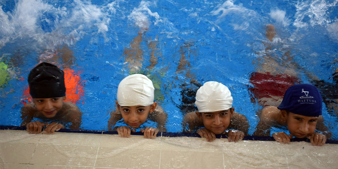 Son 2 ayda 6 boğulma vakasının yaşandığı Batman’da Gençlik ve Spor İl Müdürlüğü’nde görevli yüzme antrenörü ve cankurtaran Osman Gönül, boğulma vakalarının bilinmeyen sularda yüzme, stres ve panikten kaynaklandığını söyledi.