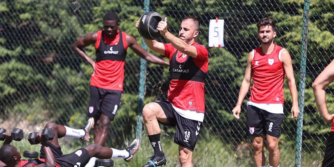 Samsunspor'un tecrübeli futbolcusu zeki yavru, geçen sezonki aile ortamının yeni gelen transferlerle birlikte bu sezon da devam ettiğini belirtti.