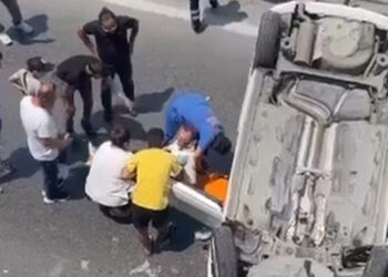 Zeytinburnu'nda üst yoldan yan yola otomobil düştü