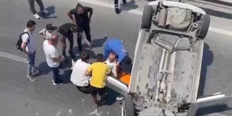 Zeytinburnu'nda üst yoldan yan yola otomobil düştü