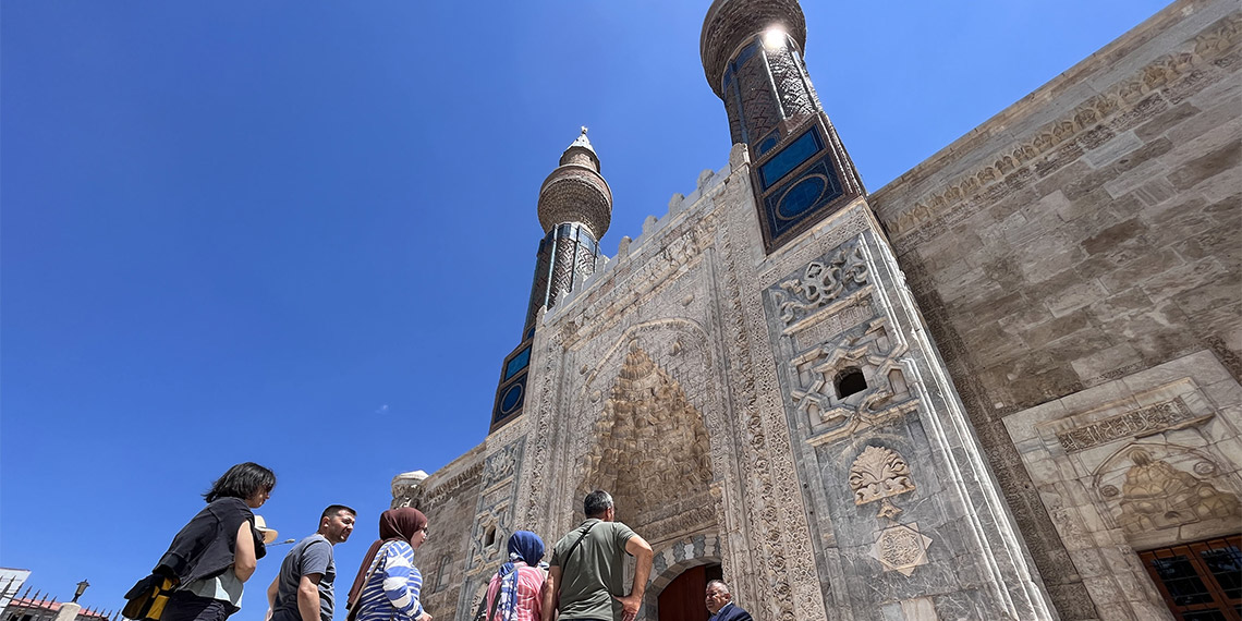 Sivas'ta ismini üzerinde bulunan mavi çinilerden alan 752 yıllık Gök Medrese müze olarak hizmete girerken, üniversitelilere de ders mekanı olacak.
