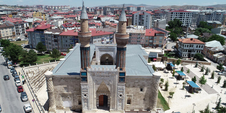 Gök Medrese'nin kapıları öğrencilere açılıyor