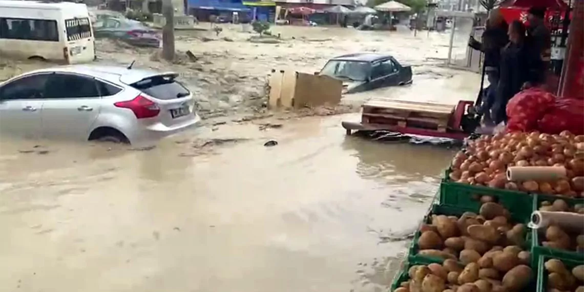 Meteoroloji genel müdürlüğü'nün uyarılarının ardından zonguldak'ta sağanak yağmur etkisini gösterdi, sağanakta dereler taştı heyelan oldu.