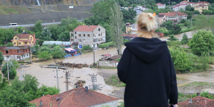 Zonguldak'ta sağanak yağmur; dereler taştı heyelan oldu