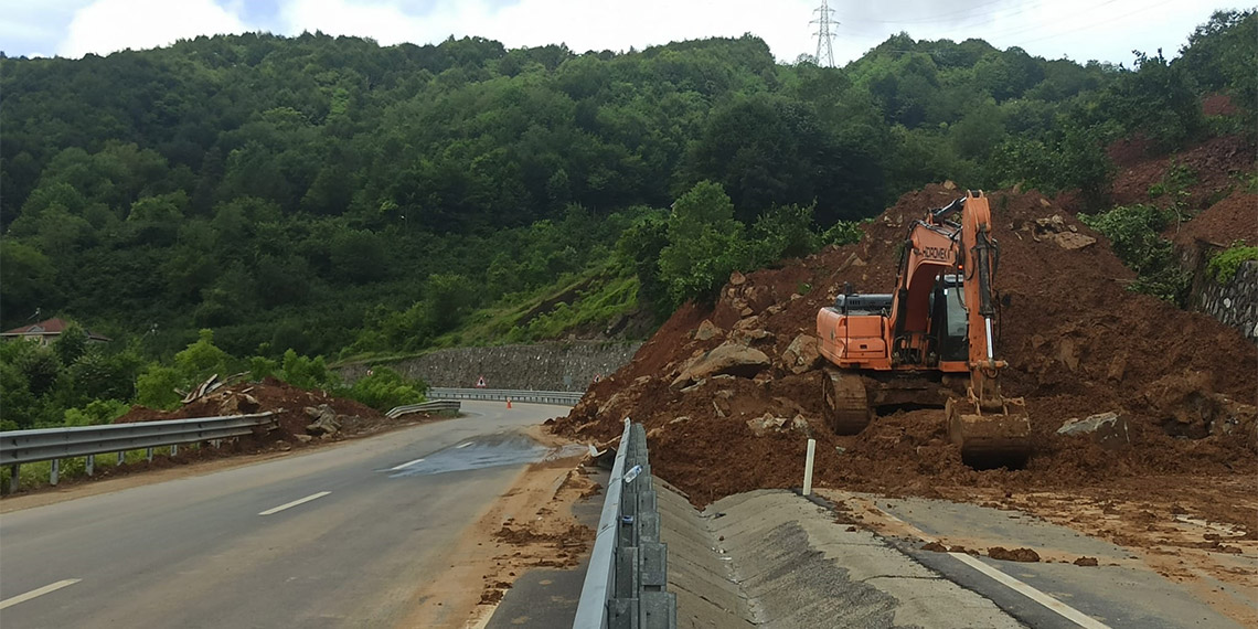 Dün gün boyu süren şiddetli yağışlar sonrası su baskınları ve heyelanlar meydana geldi, ekipler Zonguldak'ta sel sonrası hasar tespiti yapmaya başladı.