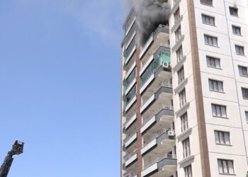 10'uncu kattaki dairede çıkan yangın 10 kişiyi etkiledi