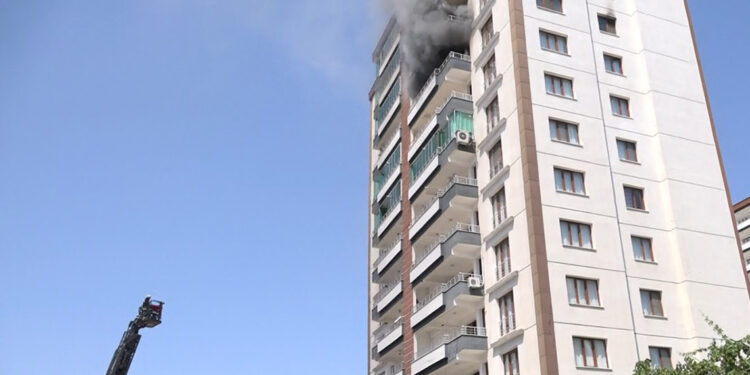 10'uncu kattaki dairede çıkan yangın 10 kişiyi etkiledi