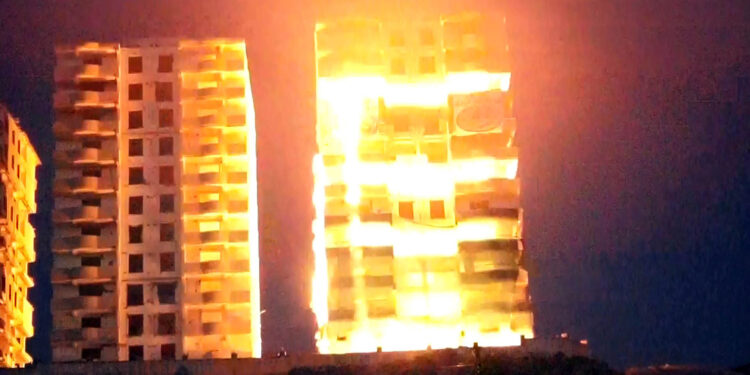 12 katlı hasarlı bina patlayıcı kullanılarak yıkıldı