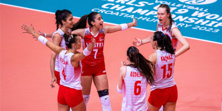 19 Yaş Altı Kız Voleybol Milli Takımı adını son 16'ya yazdırdı