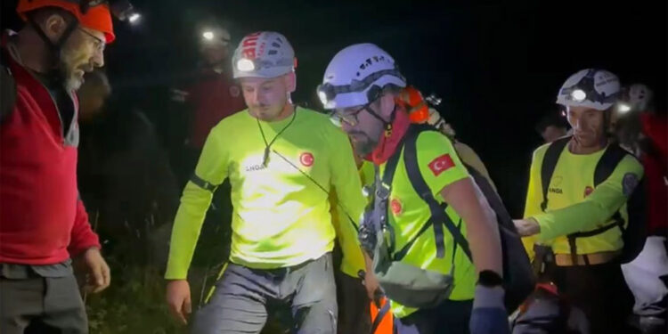 20 metrelik yükseklikten dere yatağına düştü