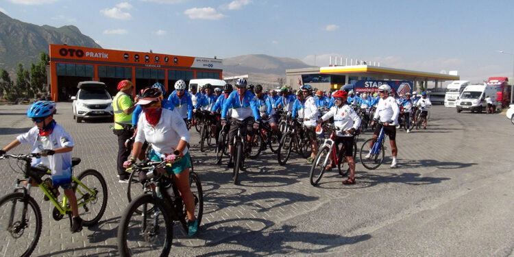250 bisikletçi, Van Gölü'ne dikkat çekmek için Bitlis'e geldi
