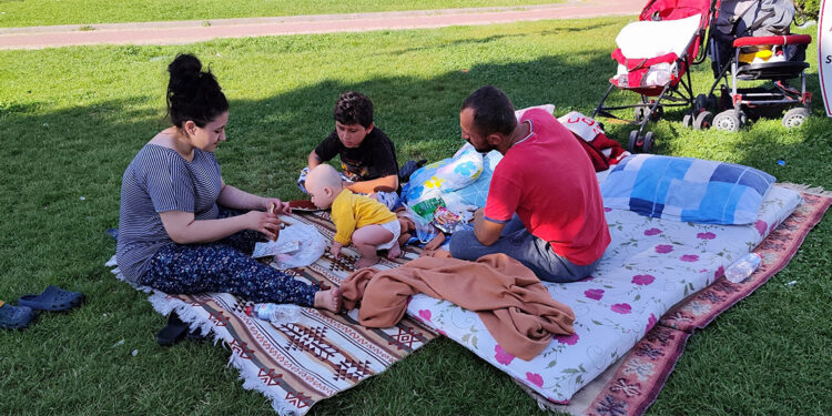 Malatyalılar geceyi dışarıda geçirdi