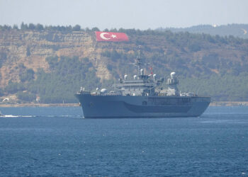 ABD savaş gemisi, Çanakkale Boğazı'ndan geçti