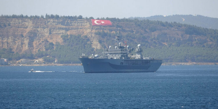 ABD savaş gemisi, Çanakkale Boğazı'ndan geçti