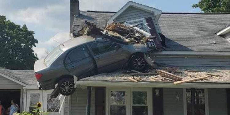 ABD’de bir araç evin ikinci katına daldı