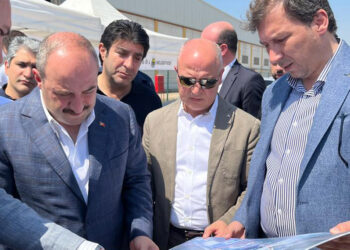AK Parti heyeti, Bursa'da fabrikaları yanan işletmecilerle görüştü