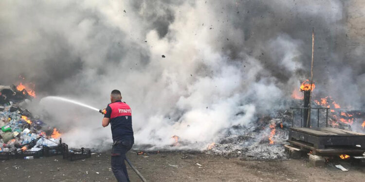 Ağrı'da ikinci el eşya dükkanında yangın