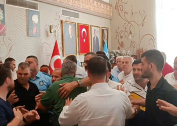 Aksu Belediye Başkanı, İYİ Partili üyeye saldırdı