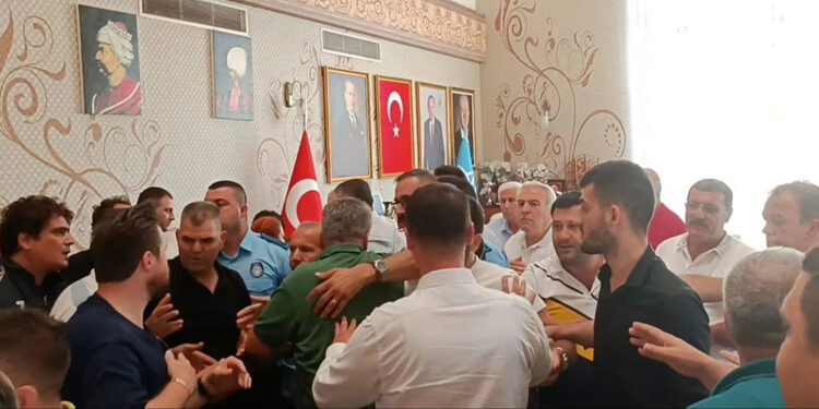 Aksu Belediye Başkanı, İYİ Partili üyeye saldırdı