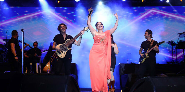 Aliağa'da Zara ve Uğur Aslan sahne aldı