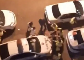 Alkollü 2 kişinin trafik polislerine saldırısı kamerada
