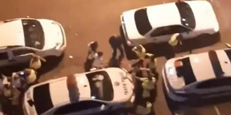 Alkollü 2 kişinin trafik polislerine saldırısı kamerada