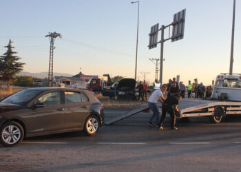 Amasya'da kavşakta 3 otomobil çarpıştı: 1'i ağır, 7 yaralı