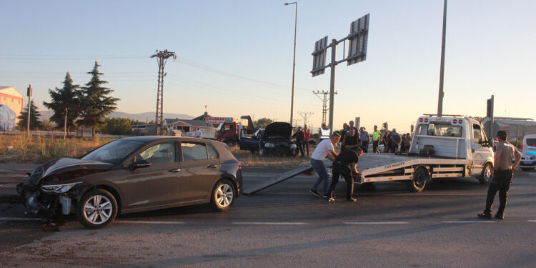 Amasya'da kavşakta 3 otomobil çarpıştı: 1'i ağır, 7 yaralı