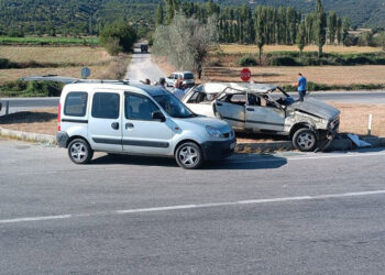 Amasya'da lastiği patlayan otomobil, takla attı; 5 yaralı