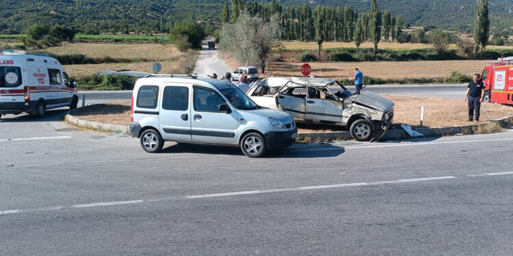 Amasya'da lastiği patlayan otomobil, takla attı; 5 yaralı