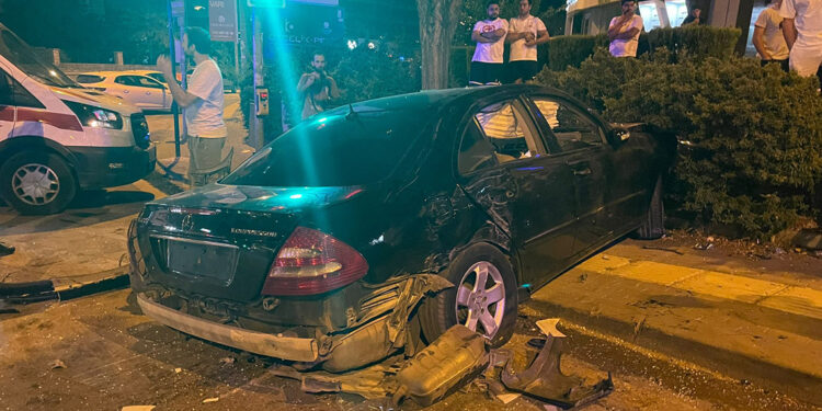 Ankara'da otomobil duvara çarptı: 5 yaralı