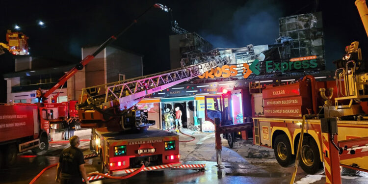 Ankara'da zincir markette çıkan yangın söndürüldü