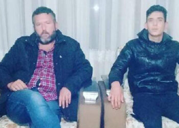 Annesini döven babasını öldürdü