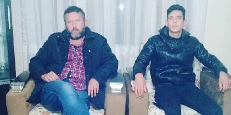 Annesini döven babasını öldürdü