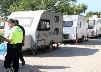 Antalya'da denize sıfır karavanlar tahliye edildi