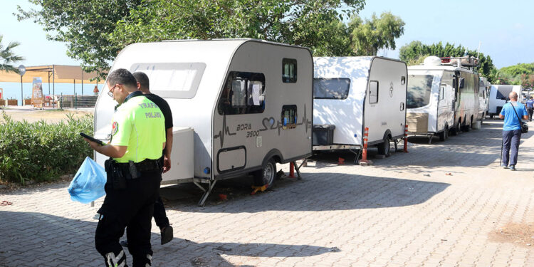 Antalya'da denize sıfır karavanlar tahliye edildi