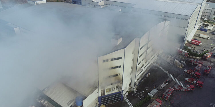 Arnavutköy'de cam üretim fabrikasında yangın