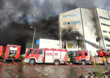 Arnavutköy'deki fabrika yangını sürüyor